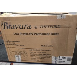 31136 BRAVURA LOW THETFORD TOALETA PODŁOGOWA NISKA KAMPER JACHT Aqua Magic (POWYSTAWOWA)