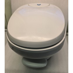 31136 BRAVURA LOW THETFORD TOALETA PODŁOGOWA NISKA KAMPER JACHT Aqua Magic (POWYSTAWOWA)