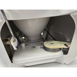 31136 BRAVURA LOW THETFORD TOALETA PODŁOGOWA NISKA KAMPER JACHT Aqua Magic (POWYSTAWOWA)