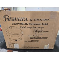31136 BRAVURA LOW THETFORD TOALETA PODŁOGOWA NISKA KAMPER JACHT Aqua Magic (POWYSTAWOWA)