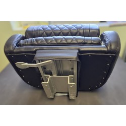 MEGREZ FOTEL STERNIKA SKÓRZANY FOTEL PIKOWANY CIEMNY BRĄZ Z PRZESUWNĄ PODSTAWĄ (POWYSTAWOWY)