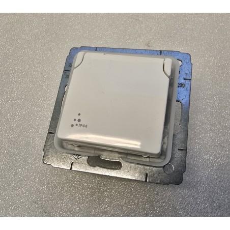 773628 LEGRAND CARIVA Gniazdo pojedyncze z/u 16A IP44 białe (OUTLET)