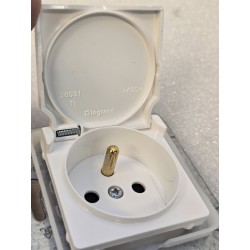 773628 LEGRAND CARIVA Gniazdo pojedyncze z/u 16A IP44 białe (OUTLET)