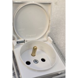 773628 LEGRAND CARIVA Gniazdo pojedyncze z/u 16A IP44 białe (OUTLET)