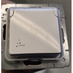 773628 LEGRAND CARIVA Gniazdo pojedyncze z/u 16A IP44 białe (OUTLET)