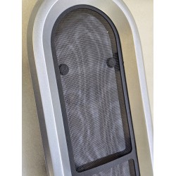 OTWIERANE OKNO JACHTOWE Z MOSKITIERĄ I PRZYCIEMNIANIĄ SZYBĄ SREBRNA RAMKA 554x198