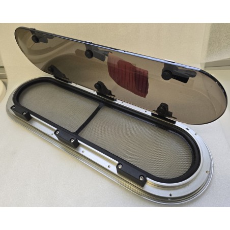 OTWIERANE OKNO JACHTOWE Z MOSKITIERĄ I PRZYCIEMNIANIĄ SZYBĄ SREBRNA RAMKA 554x198