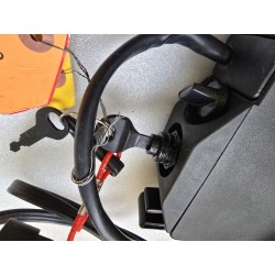 BOMBARDIER JOHNSON EVINRUDE MANETKA Z KLUCZYKIEM (POWYSTAWOWA)