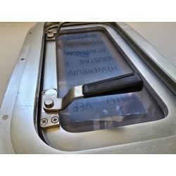 OKNO POKŁADOWE UCHYLNE Z DWIEMA KLAMKAMI 390x245MM (OUTLET)