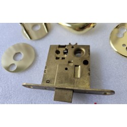 MA-01-600-01-40 SOUTHCO ZAMEK DO DRZWI WEJŚCIOWYCH MCCOY Z KLAMKĄ NOVA 22-30MM MOSIĄDZ (OUTLET)