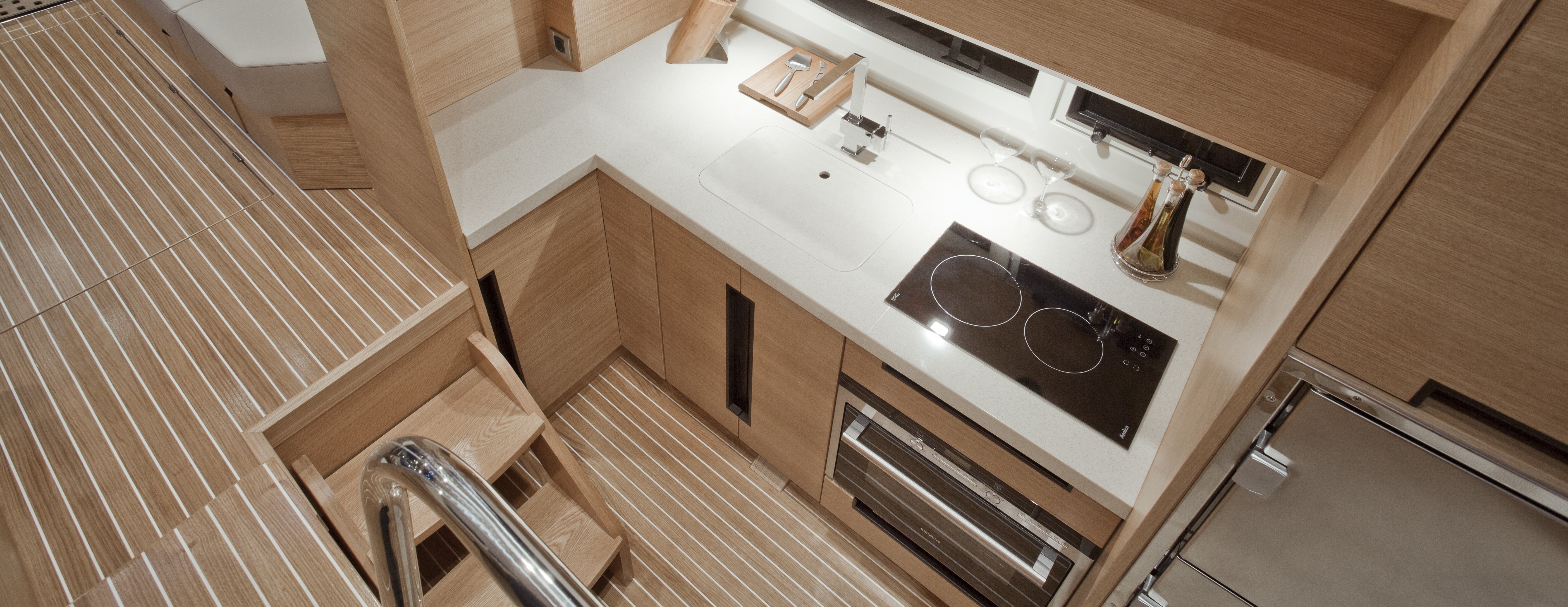 Wykorzystanie surowej fornirowanej sklejki typu „pasiak” (2500 × 1250 mm) w jachtach i kamperach