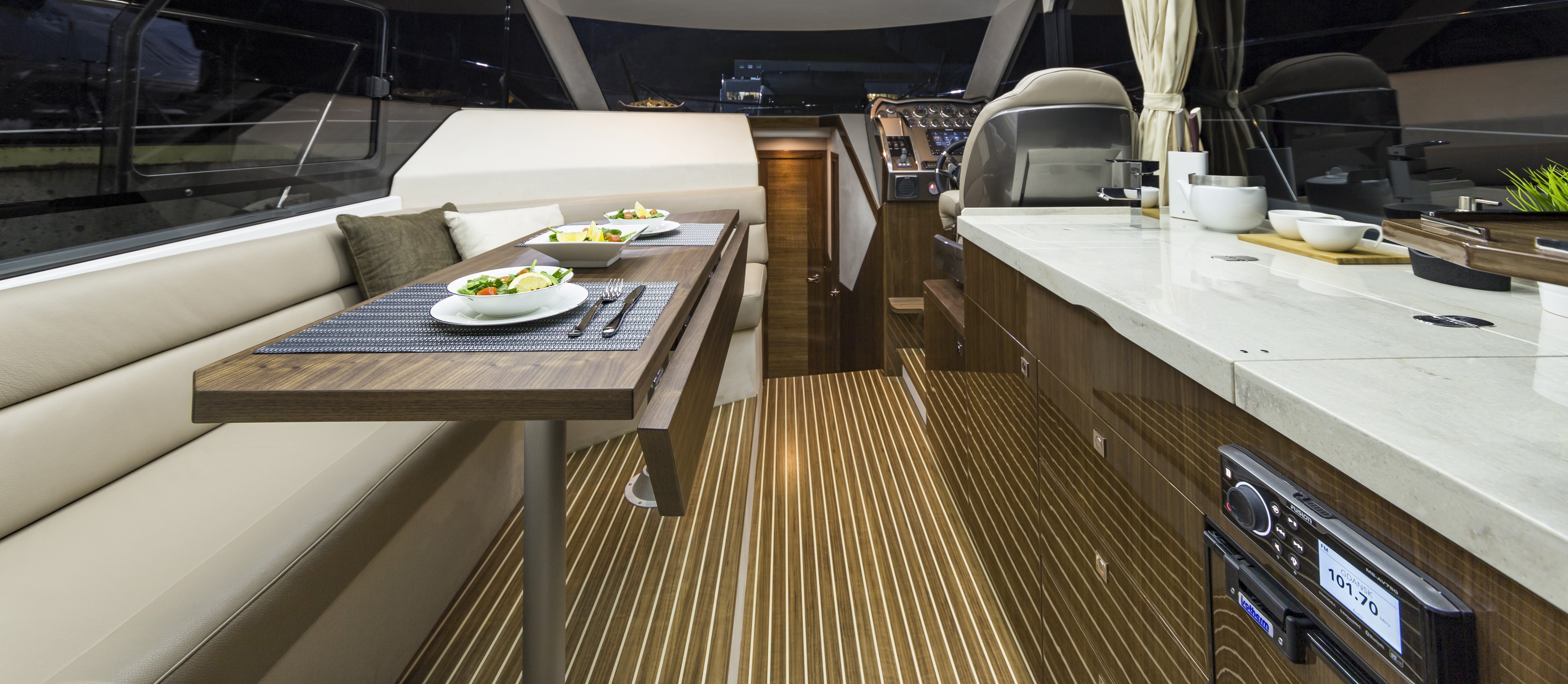 Wykorzystanie surowej fornirowanej sklejki typu „pasiak” (2500 × 1250 mm) w jachtach i kamperach